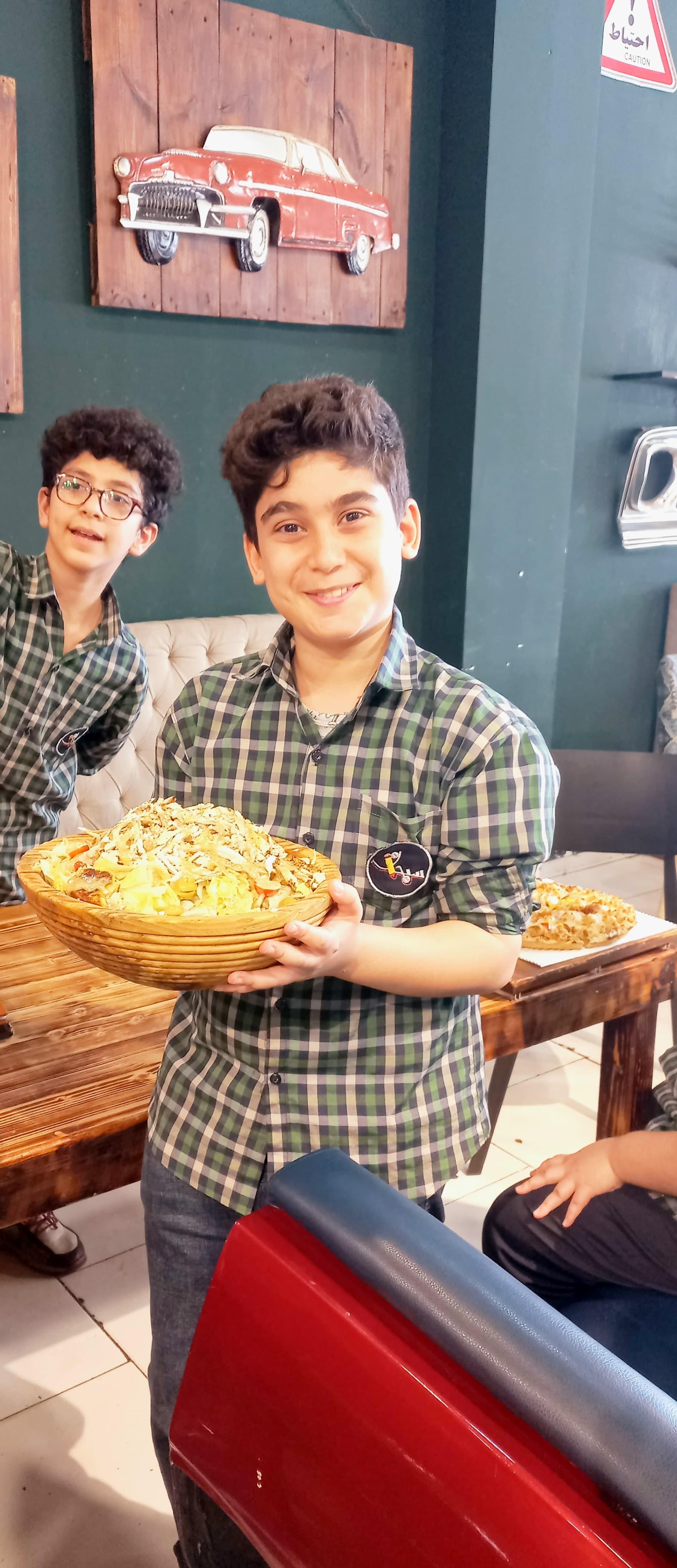 رستوران اتول برگر با پسرای دوست داشتنی پایه ششم